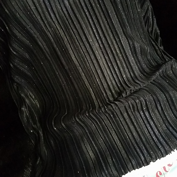 🆕Sparkly Black Pleated Top Size M - Picture 2 of 4